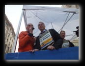 Il Sindaco di Milano Giuliano Pisapia alla Stramilano 2012, a fianco Monica Rizzi - Foto di Luca Cambré