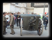 Il sindaco Pisapia spara un colpo di cannone a salve per dare il via alla Stramilano 2012 - Foto di Luca Cambré