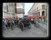 Il sindaco Pisapia spara un colpo di cannone a salve per dare il via alla Stramilano 2012 - Foto di Luca Cambré