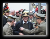 Il sindaco Pisapia spara un colpo di cannone a salve per dare il via alla Stramilano 2012 - Foto di Luca Cambré