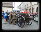 Il sindaco Pisapia spara un colpo di cannone a salve per dare il via alla Stramilano 2012 - Foto di Luca Cambré