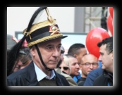 Il sindaco Pisapia spara un colpo di cannone a salve per dare il via alla Stramilano 2012 - Foto di Luca Cambré