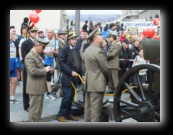 Il sindaco Pisapia spara un colpo di cannone a salve per dare il via alla Stramilano 2012 - Foto di Luca Cambré