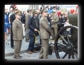 Il sindaco Pisapia spara un colpo di cannone a salve per dare il via alla Stramilano 2012 - Foto di Luca Cambré