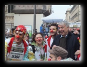 Viviamo In Positivo con il Sindaco di Milano Giuliano Pisapia che diventa un volontario con il naso rosso. Stramilano 2012 - Foto di Luca Cambré.