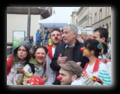 Viviamo In Positivo con il Sindaco di Milano Giuliano Pisapia che diventa un volontario con il naso rosso. Stramilano 2012 - Foto di Luca Cambré.