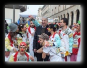 Viviamo In Positivo con il Sindaco di Milano Giuliano Pisapia che diventa un volontario con il naso rosso. Stramilano 2012 - Foto di Luca Cambré.