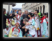 Viviamo In Positivo con il Sindaco di Milano Giuliano Pisapia che diventa un volontario con il naso rosso. Stramilano 2012 - Foto di Luca Cambré