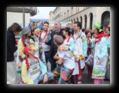 Viviamo In Positivo con il Sindaco di Milano Giuliano Pisapia che diventa un volontario con il naso rosso. Stramilano 2012 - Foto di Luca Cambré