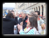 Viviamo In Positivo con il Sindaco di Milano Giuliano Pisapia che diventa un volontario con il naso rosso. Stramilano 2012 - Foto di Luca Cambré