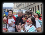 Viviamo In Positivo con il Sindaco di Milano Giuliano Pisapia che diventa un volontario con il naso rosso. Stramilano 2012 - Foto di Luca Cambré