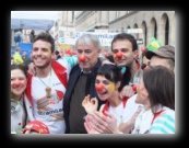 Viviamo In Positivo con il Sindaco di Milano Giuliano Pisapia che diventa un volontario con il naso rosso. Stramilano 2012 - Foto di Luca Cambré