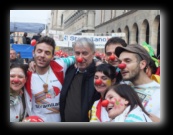 Viviamo In Positivo con il Sindaco di Milano Giuliano Pisapia che diventa un volontario con il naso rosso. Stramilano 2012 - Foto di Luca Cambré