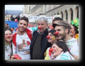 Viviamo In Positivo con il Sindaco di Milano Giuliano Pisapia che diventa un volontario con il naso rosso. Stramilano 2012 - Foto di Luca Cambré