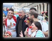 Viviamo In Positivo con il Sindaco di Milano Giuliano Pisapia che diventa un volontario con il naso rosso. Stramilano 2012 - Foto di Luca Cambré