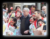 Viviamo In Positivo con il Sindaco di Milano Giuliano Pisapia che diventa un volontario con il naso rosso. Stramilano 2012 - Foto di Luca Cambré