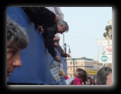 Il Sindaco di Milano Giuliano Pisapia regala la propria pettorina della Stramilano ad una bambina, in primo piano profilo di Pier Luigi Marzorati - Foto di Luca Cambré