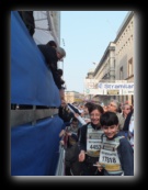 Il Sindaco di Milano Giuliano Pisapia stringe le mani ai partecipanti durante la partenza della Stramilano 2012 - Foto di Luca Cambré