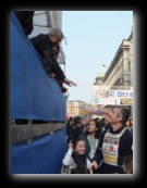 Il Sindaco di Milano Giuliano Pisapia stringe le mani ai partecipanti durante la partenza della Stramilano 2012 - Foto di Luca Cambré