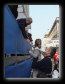 Il Sindaco di Milano Giuliano Pisapia stringe le mani ai partecipanti durante la partenza della Stramilano 2012 - Foto di Luca Cambré