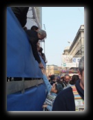 Il Sindaco di Milano Giuliano Pisapia stringe le mani ai partecipanti durante la partenza della Stramilano 2012 - Foto di Luca Cambré