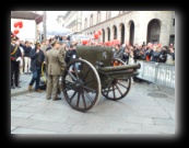 Il sindaco Pisapia spara un colpo di cannone a salve per dare il via alla Stramilano 2012 - Foto di Luca Cambré