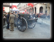 Il sindaco Pisapia spara un colpo di cannone a salve per dare il via alla Stramilano 2012 - Foto di Luca Cambré