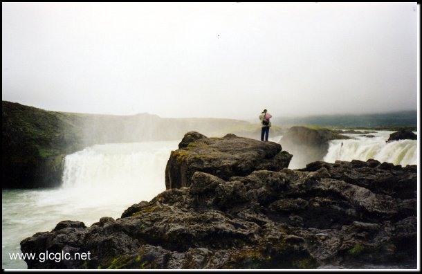 586x371 pixels (44K)