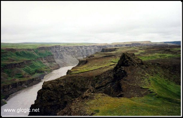 586x370 pixels (49K)